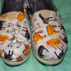 WOMENS TOMS!!  🐘🐘 PRINT!! SIZE 6.5!!